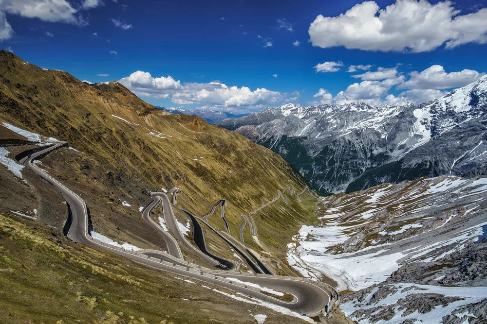 Fotokunst von Achim Thomae: Serpentinen des Stilfser Jochs in den Alpen