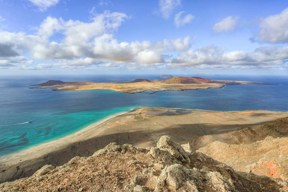 View from Lanzarote to La Graciosa: cliffs and Atlantic Ocean under clear skies.