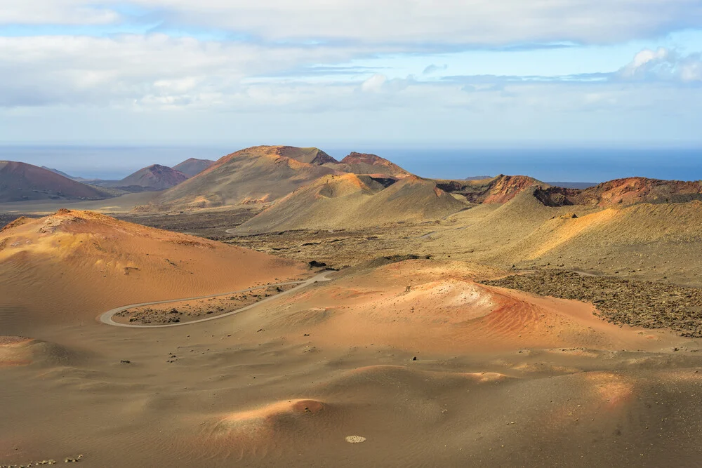 Vulkanlandschaft im Timanfaya Nationalpark auf Lanzarote mit sanften Hügeln und warmen Farbtönen.