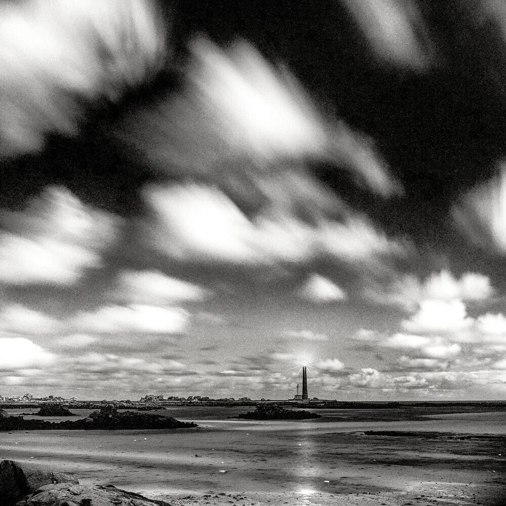 Fotokunst von J. Daniel Hunger: Leuchtturm unter dem Vollmondhimmel in der Bretagne