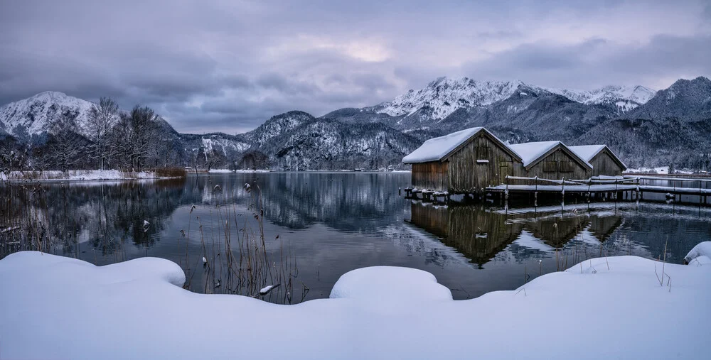 Wintermorgen am Kochelsee: sanfte Schneedecke und ruhige Spiegelung im Wasser