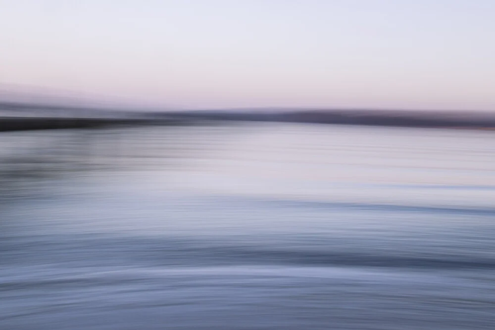 Fotokunst von Nadja Jacke: Malerische Küstenabstraktion bei Dämmerung