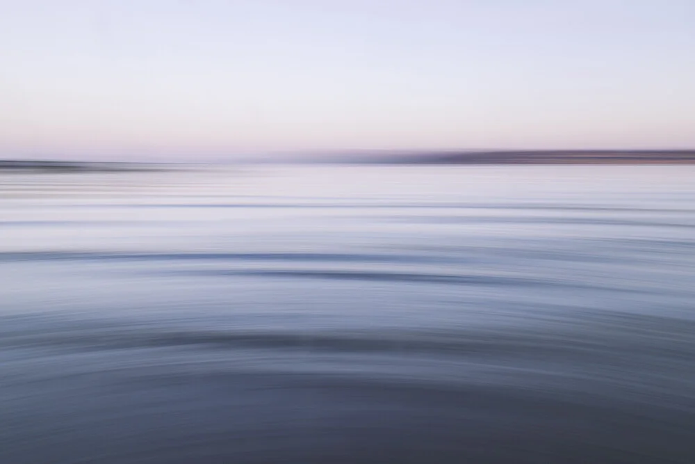 Malerische Küstenabstraktion bei Dämmerung mit sanften Wellenbewegungen