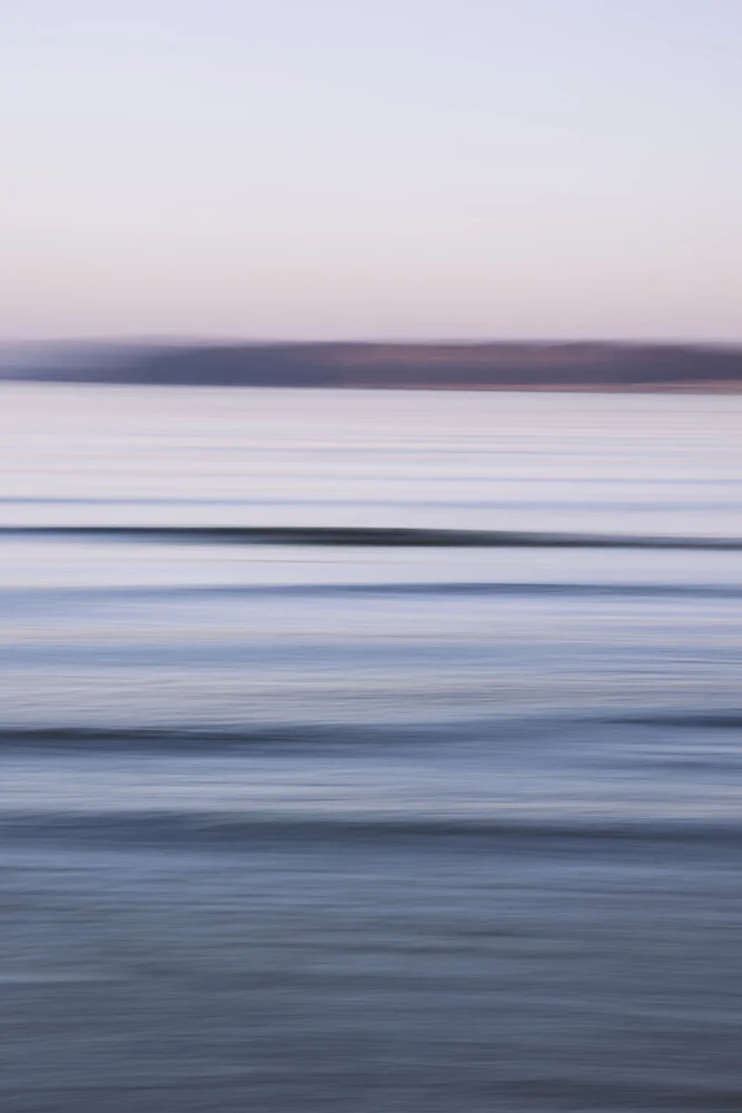 Malerische Küstenabstraktion bei Dämmerung, sanfte Wellenbewegungen und ruhige Stimmung