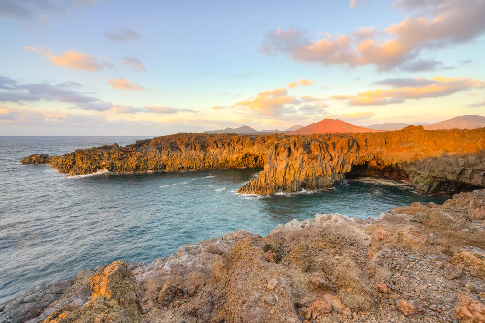 Fotokunst von Michael Valjak: Vulkangestein und Wellen an der Küste von Lanzarote.