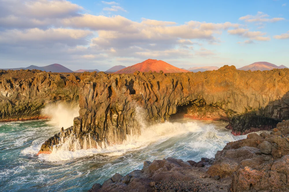Fotokunst von Michael Valjak: Küstenansicht mit Felsen und Wellen in Lanzarote