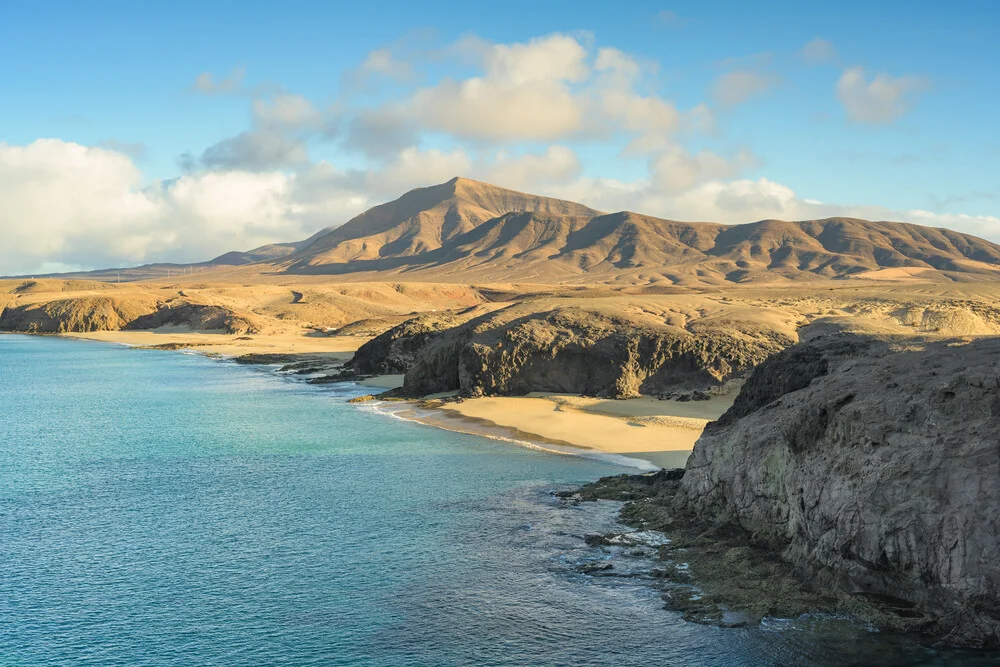 Fotokunst von Michael Valjak: ruhige Aufnahme des Playa de Papagayo mit sanften Wellen