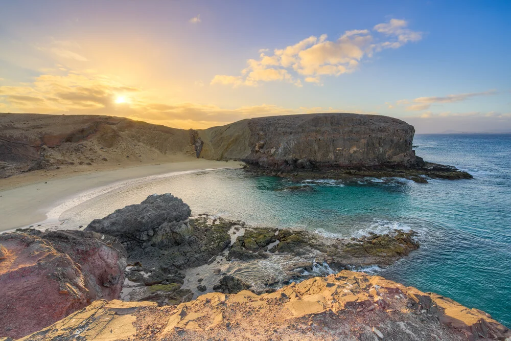 Sonnenaufgang am Playa de Papagayo, ruhige Küstenlandschaft auf Lanzarote.