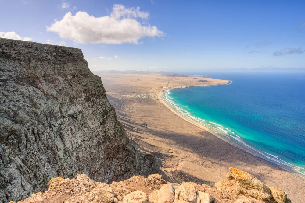 Blick auf die Küste von Lanzarote mit Klippen und dem Atlantik im Hintergrund.