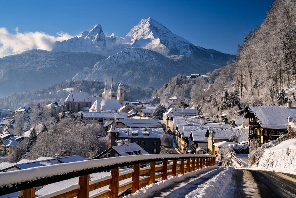 Winter morning in Upper Bavaria: snow-covered mountains and clear skies