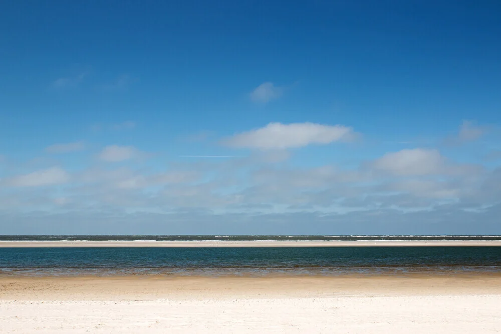 Fotokunst von Manuela Deigert: ruhiger Strandblick auf Langeoog bei Wolken