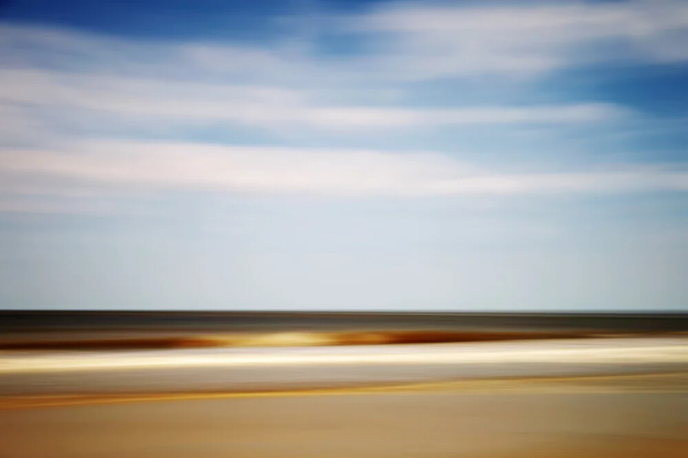 Fotokunst von Manuela Deigert: ruhige Meereslandschaft mit Wolken und Lichtspiel
