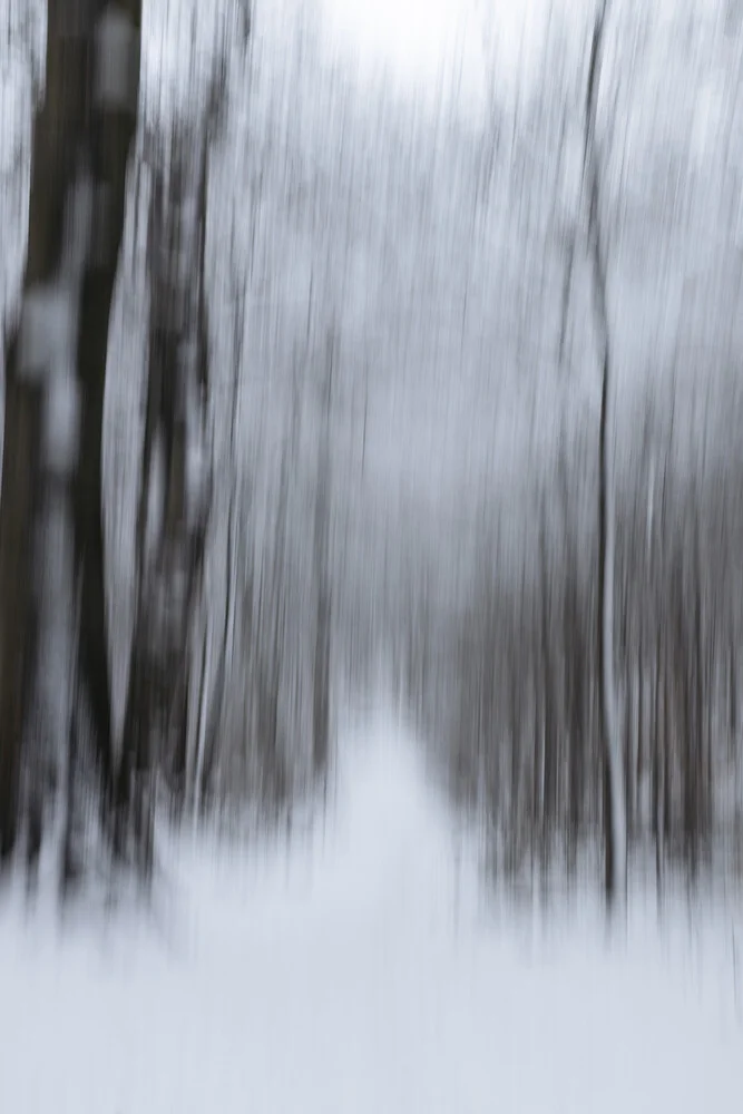 Fotokunst von Nadja Jacke: verwischter Weg in winterlicher Stille