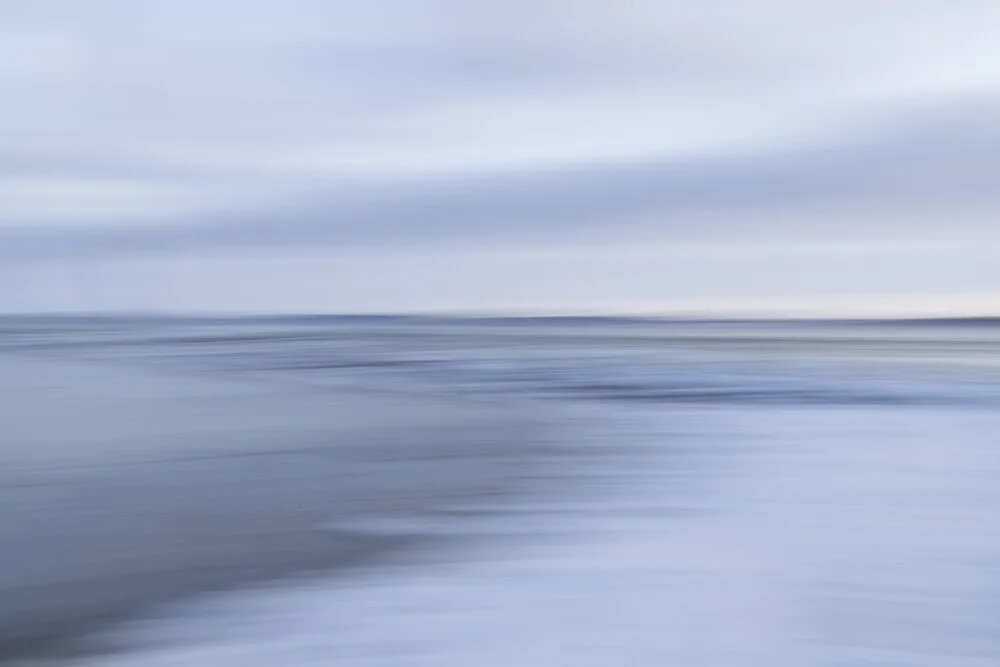 Blurred winter shoreline with soft hues and minimalist composition