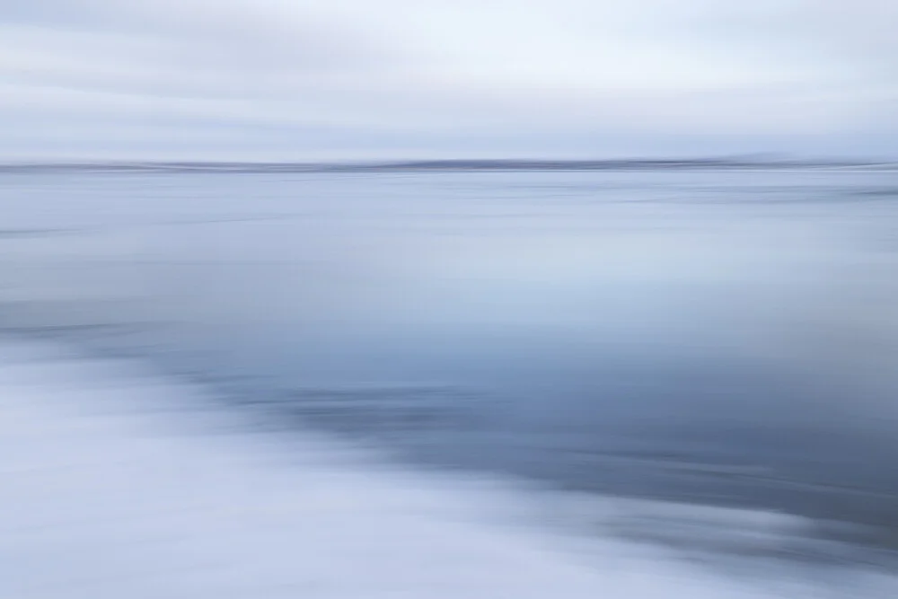 Fotokunst von Nadja Jacke: verwischte Winterküste mit sanften Farben