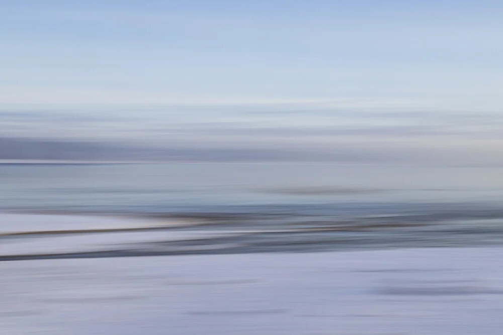 Verwischte Winterküste mit sanften Farben und minimalistisch gestalteter Komposition