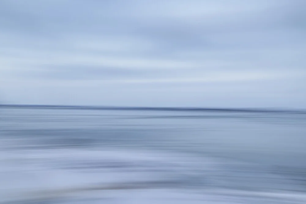 Fotokunst von Nadja Jacke: verschwommene Winterküste mit sanften Farbtönen