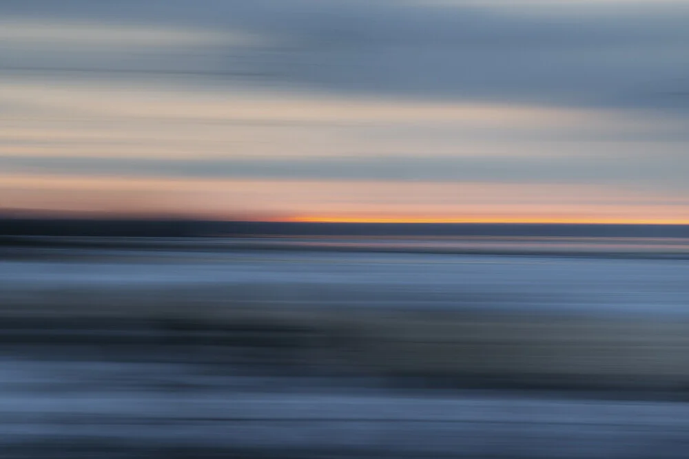 Verwischter Wintersonnenuntergang über dem Holnis Noor, sanfte Farben und Bewegung.