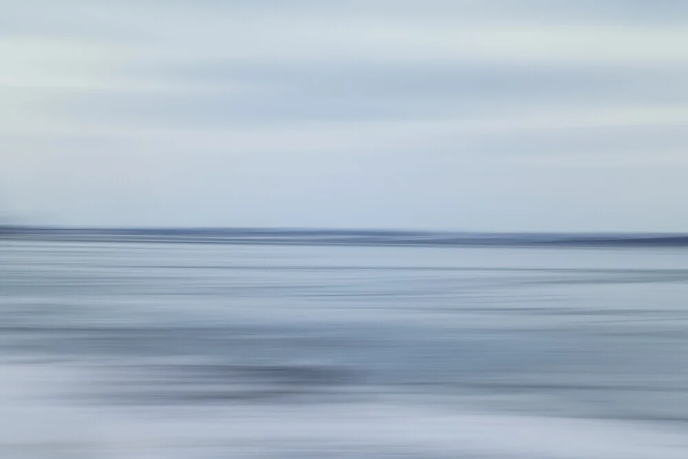 Verwischte Winterküste von Nadja Jacke: sanfte Bewegungen am Strand