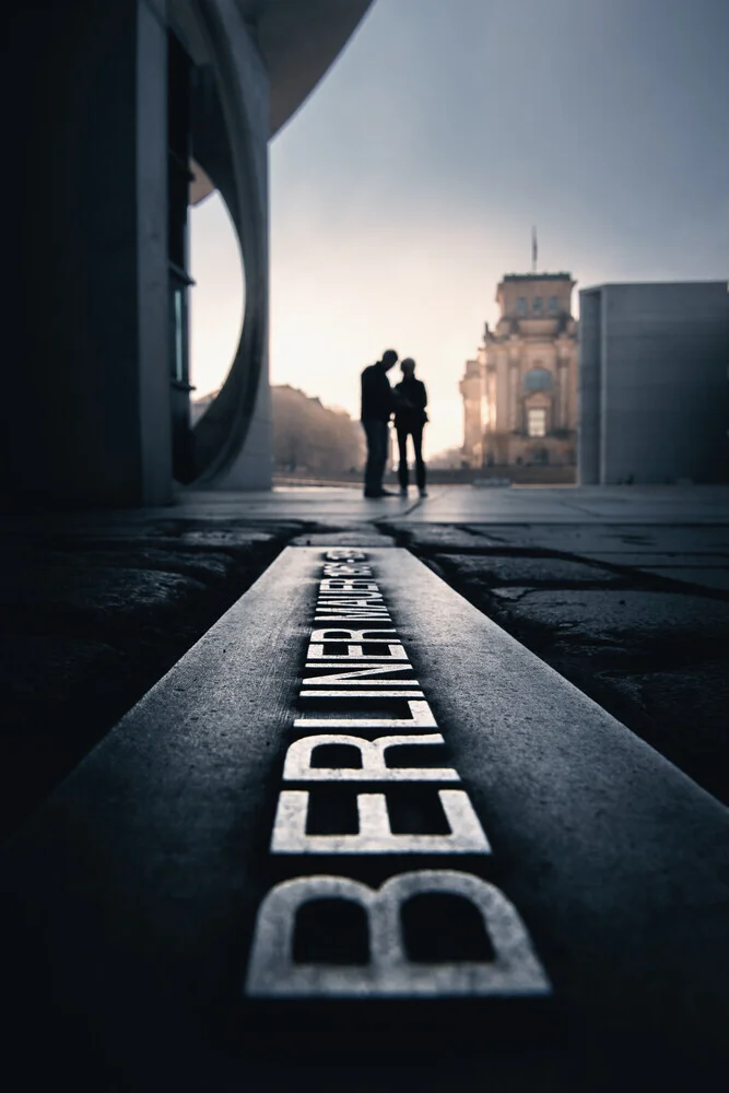 Fotokunst von Tillmann Konrad: Silhouetten der Vergangenheit im Morgenlicht