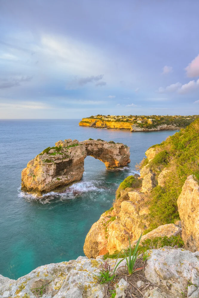 Fotokunst von Michael Valjak: Morgenlicht über Es Pontàs auf Mallorca.