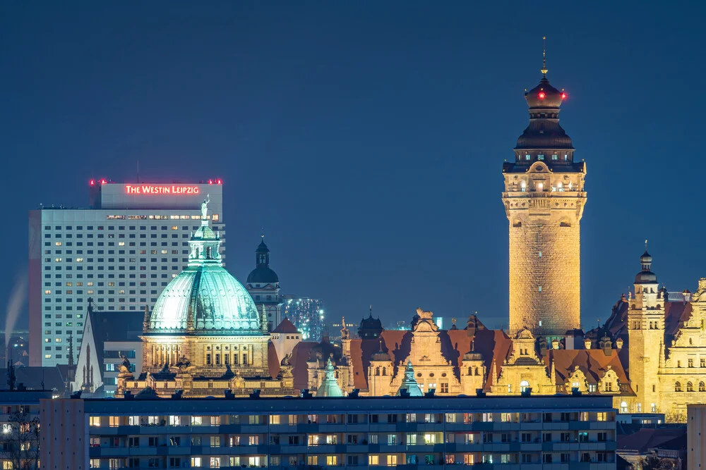 Fotokunst von Martin Wasilewski: Abendstimmung über Leipzig mit historischen Gebäuden