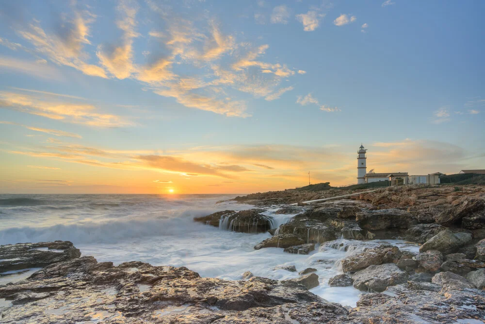 Sonnenuntergang am Cap de ses Salines in Mallorca, ruhige Küstenlandschaft mit leuchtenden Farben.