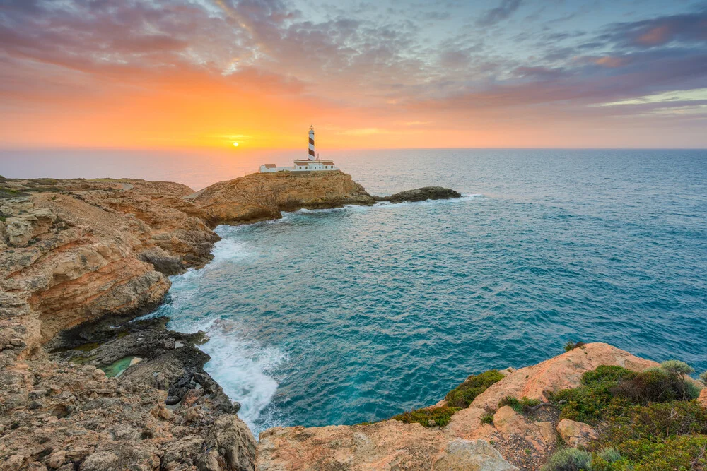 Fotokunst von Michael Valjak: Sonnenaufgang am Faro de Cala Figuera in Mallorca