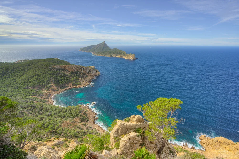 Fotokunst von Michael Valjak: Blick auf den Mirador de la Trapa auf Mallorca mit Küstenlandschaft