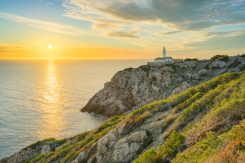 Goldenes Licht über dem Leuchtturm von Capdepera auf Mallorca bei Sonnenaufgang.