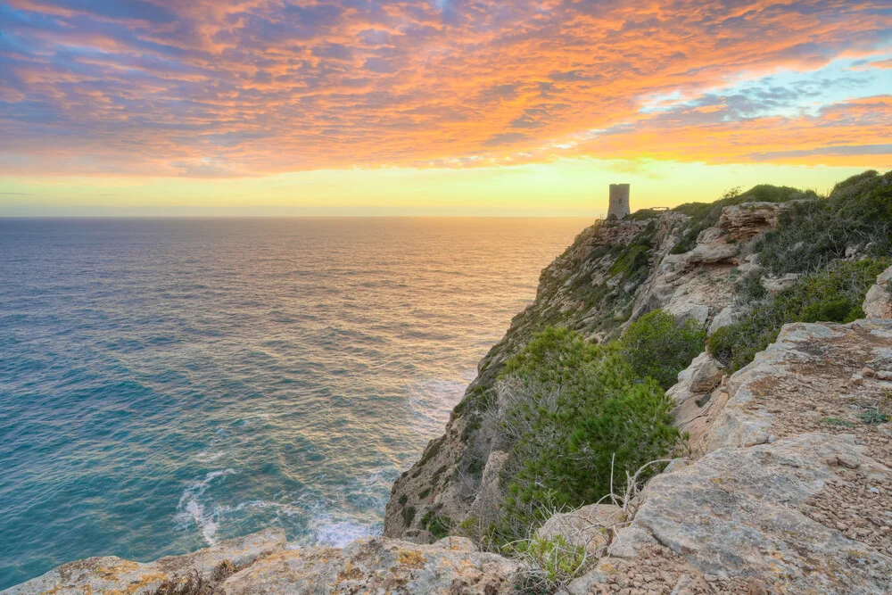 Fotokunst von Michael Valjak: Sonnenuntergang über dem Meer bei Cap Blanc, Mallorca.