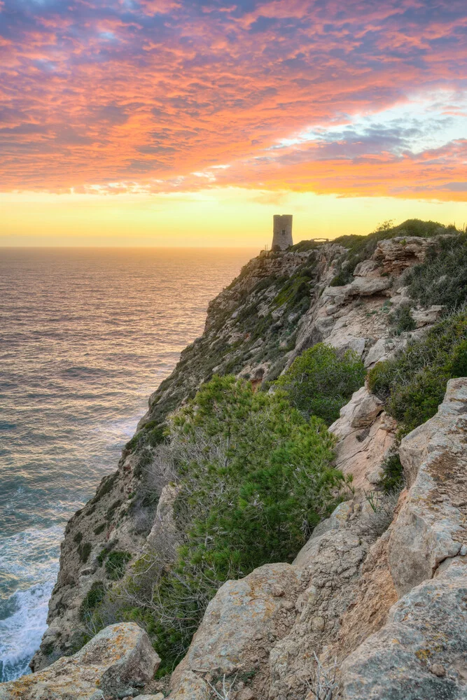 Fotokunst von Michael Valjak: alter Wachturm an der Küste Mallorcas bei Sonnenuntergang.