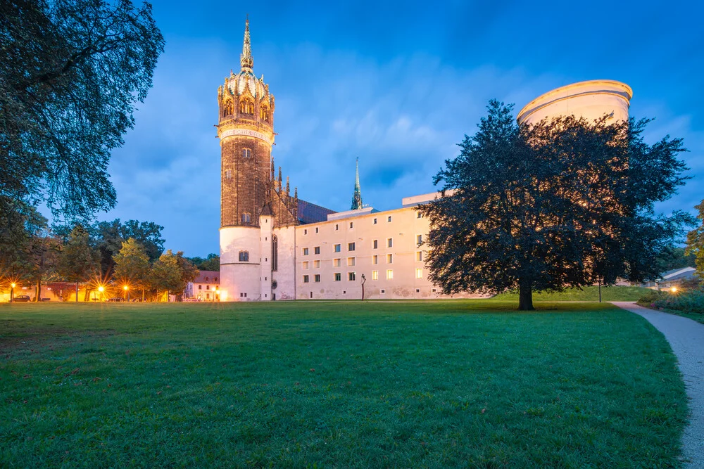 Fotokunst von Martin Wasilewski: Abenddämmerung über der Lutherstadt Wittenberg