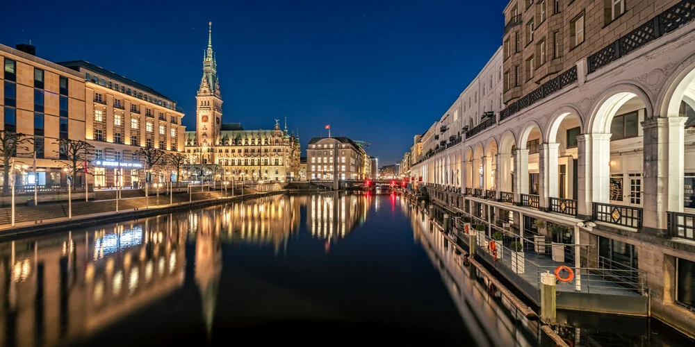 Photo art by Achim Thomae: Evening mood at Jungfernstieg in Hamburg with reflections.