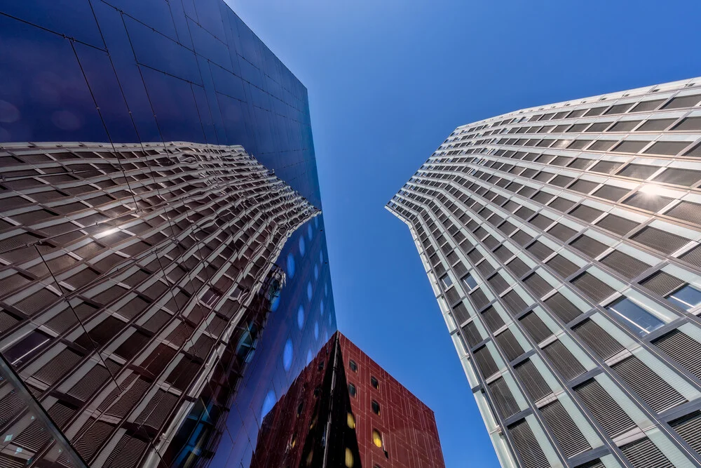 Fotokunst von Achim Thomae: Tanzende Türme in Hamburg, modernes architektonisches Design.