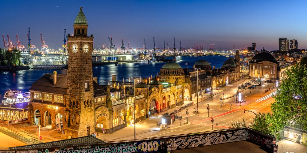 Blaue Stunde über dem Hamburger Hafen mit stimmungsvollen Lichtern und Wasserreflexionen