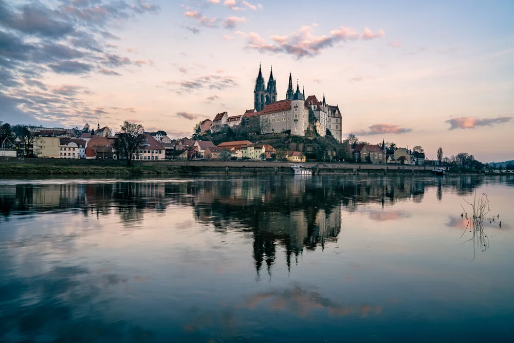 Sonnenuntergang über der Altstadt von Meißen mit reflektierenden Farben am Fluss