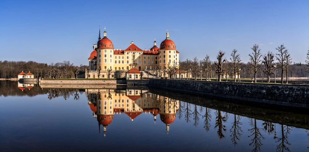 Fotokunst von Achim Thomae: Moritzburg Schloss mit Spiegelung im See