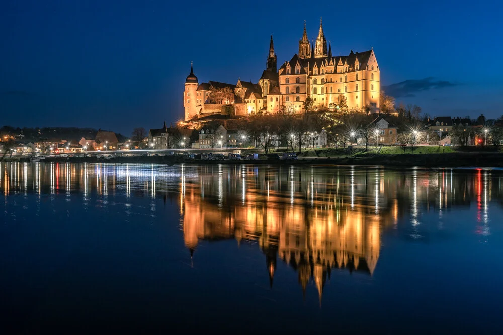Fotokunst von Achim Thomae: Albrechtsburg bei Sonnenuntergang am Elbufer