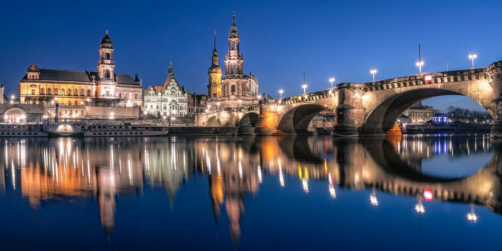 Fotokunst von Achim Thomae: Stadtansicht von Dresden bei blauer Stunde