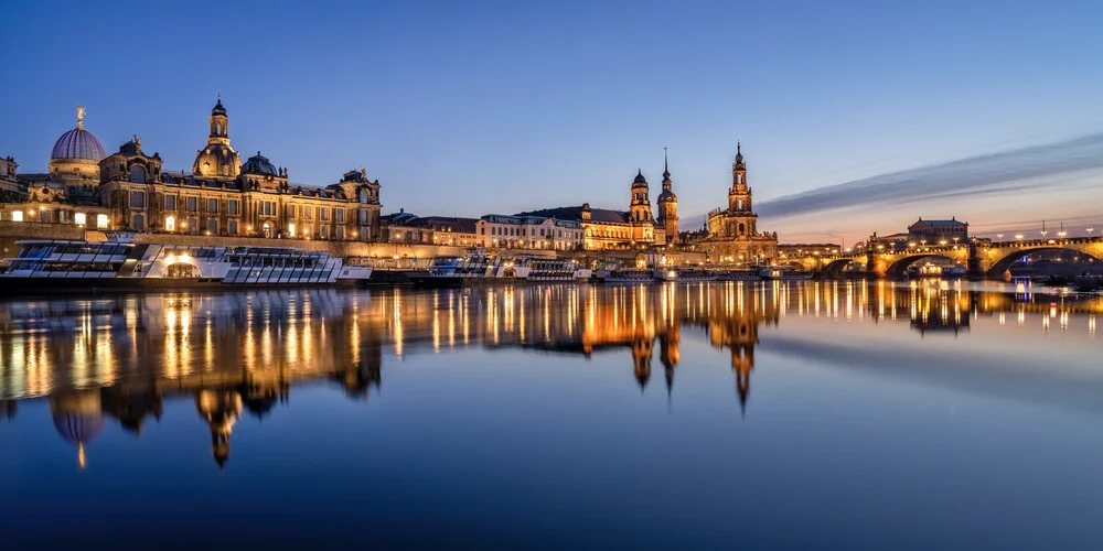 Stadtansicht von Dresden nach Sonnenuntergang, ruhige Atmosphäre über der Elbe