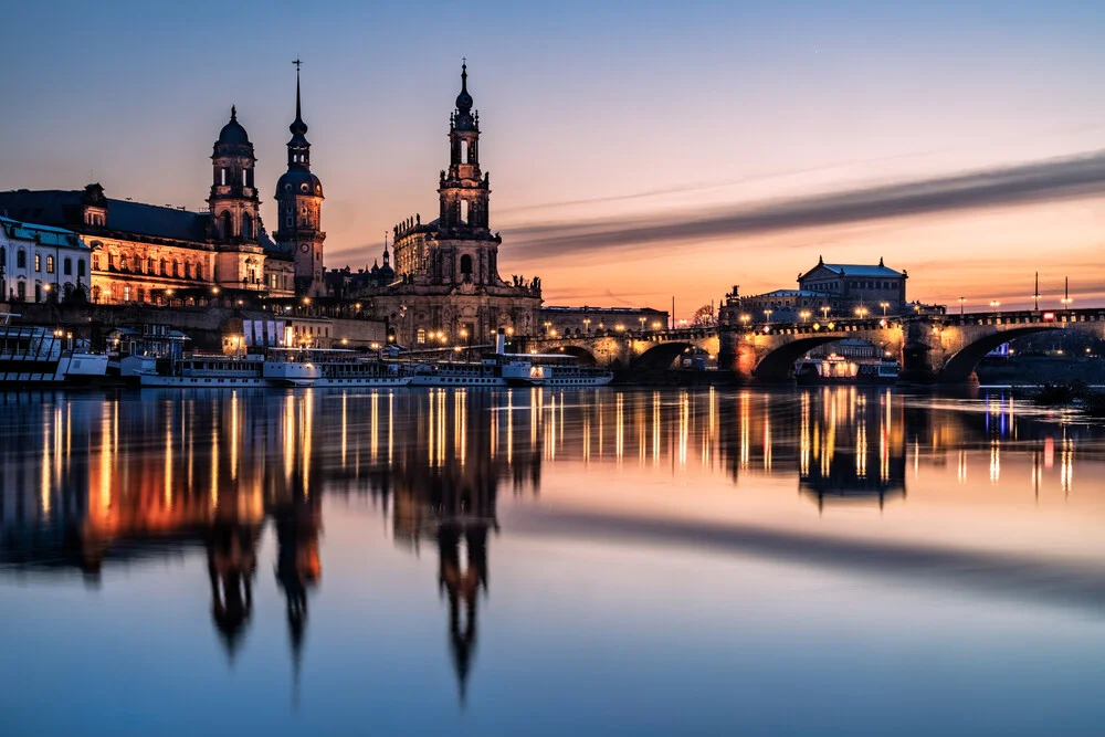 Fotokunst von Achim Thomae: Sonnenuntergang über der Skyline von Dresden