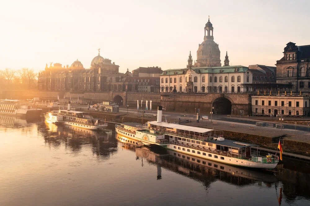 Fotokunst von Achim Thomae: Sonnenaufgang über der Altstadt von Dresden