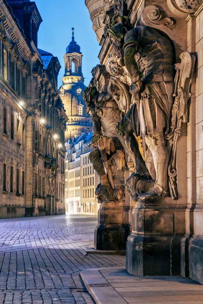 Fotokunst von Achim Thomae: sanfter Sonnenaufgang über der Altstadt von Dresden.