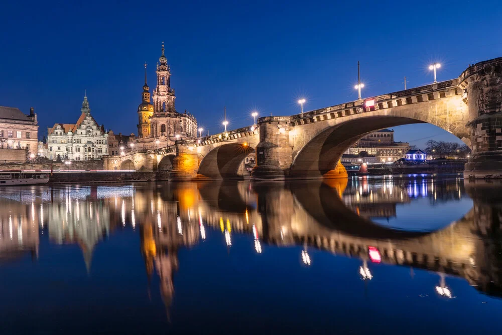 Fotokunst von Achim Thomae: Stadtansicht Dresdens nach Sonnenuntergang mit Elbe Spiegelung
