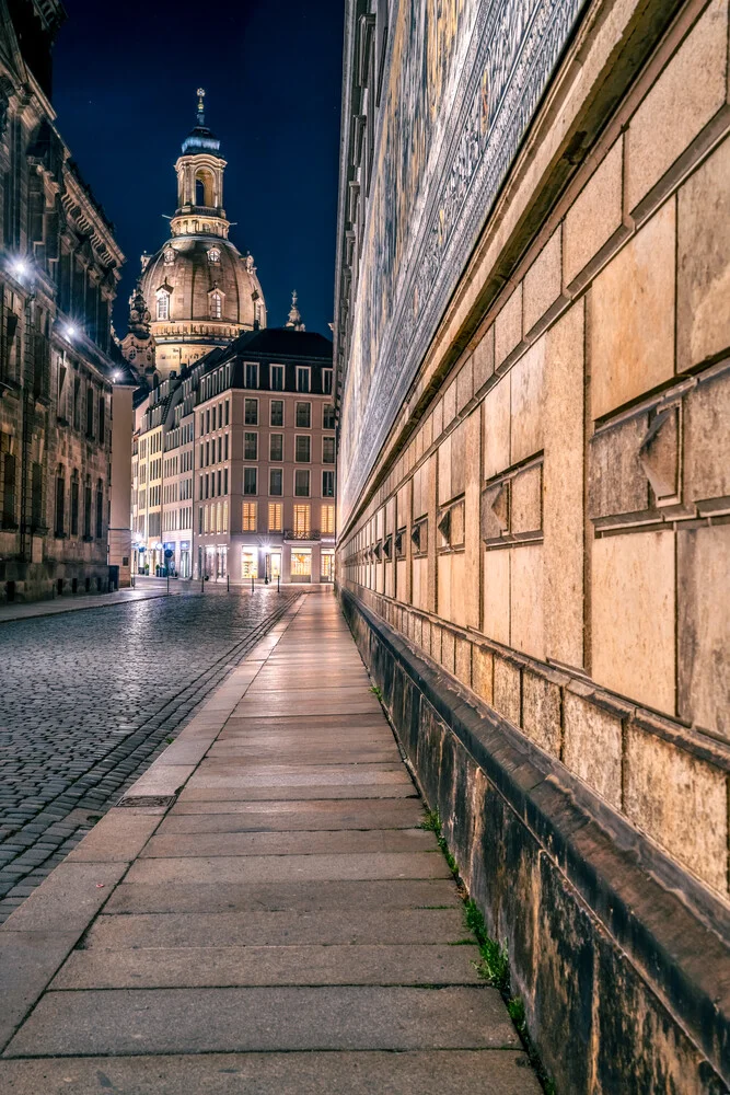 Fotokunst von Achim Thomae: Nachtansicht von Dresden mit beleuchteten Gebäuden.