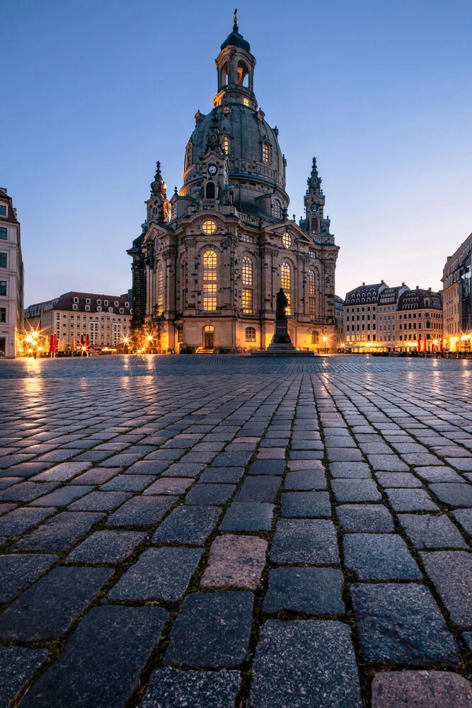 Fotokunst von Achim Thomae: Frauenkirche in Dresden bei Sonnenaufgang.