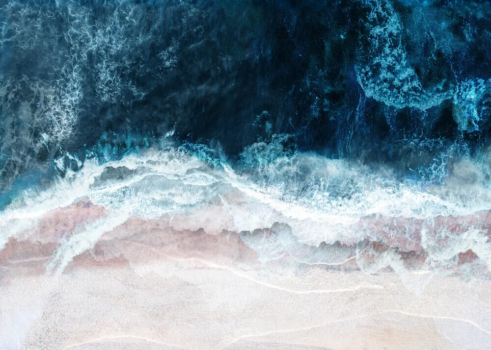 Fotokunst von Branka Kodžoman: ruhiges, blaues Meer mit sanften Wellen.