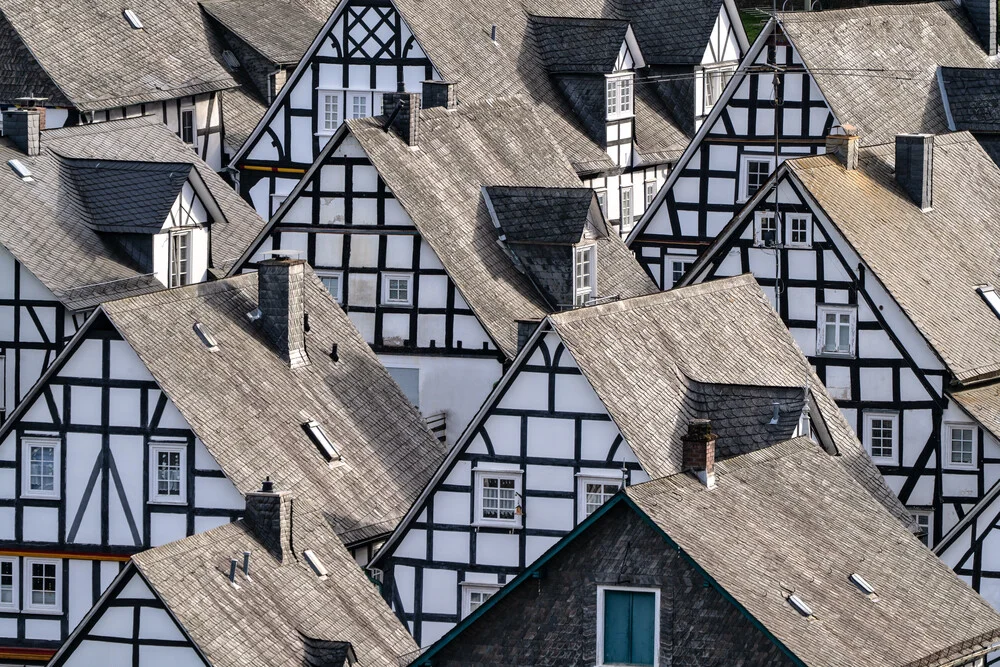 Fotokunst von Achim Thomae: malerische Fachwerkhäuser in der Stadt Freudenberg