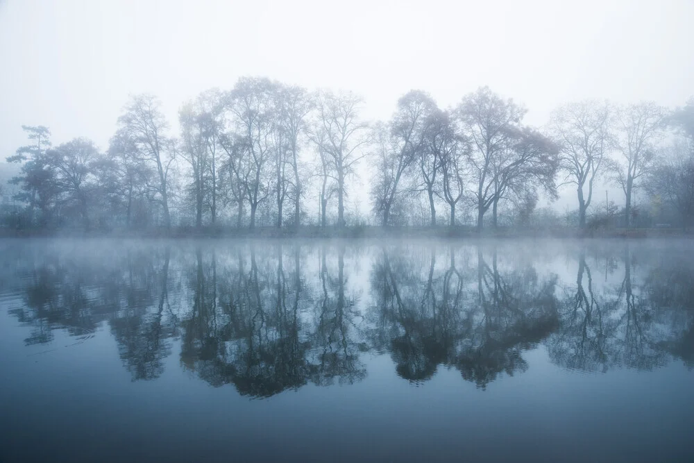 Fotokunst von Heiko Gerlicher: ruhiger Herbstblick auf einen See mit Spiegelung
